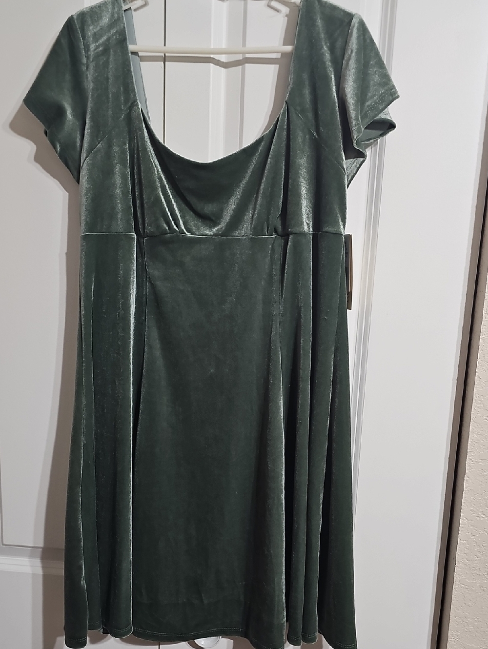 Kohl's Velvet Scoop-Neck Dress in Forest Green